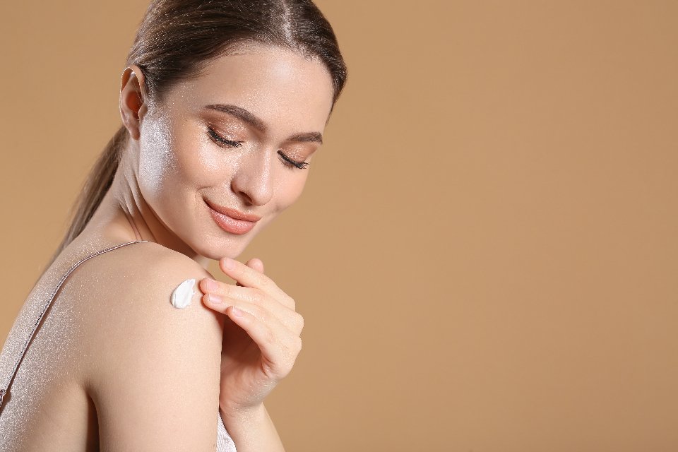 Chân dung beauty creator trên nền be